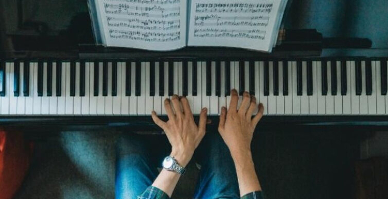 Müzik aleti çalmak nasıl bilinir piyano yeni başlayanlar için uygun! Müzik aleti çalmak nasıl bilinir piyano yeni başlayanlar için uygun!
