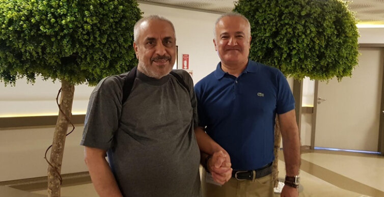 Abdulkarim A. Alnqshbndi Doç. Dr. Özkan Demirhan sayesinde yıllar sonra sırtüstü yatabildi Abdulkarim A. Alnqshbndi Doç. Dr. Özkan Demirhan sayesinde yıllar sonra sırtüstü yatabildi