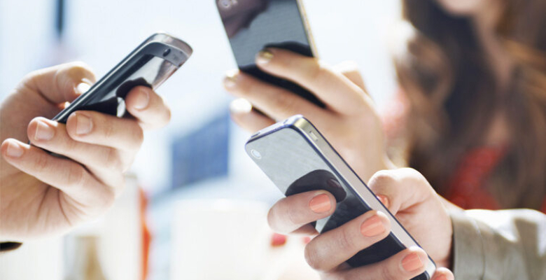 Cep telefonuyla uyumak zararlı mıdır? Cep telefonuyla uyumak zararlı mıdır?