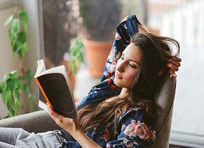 woman-reading-a-book-on-the-weekend-jmYm